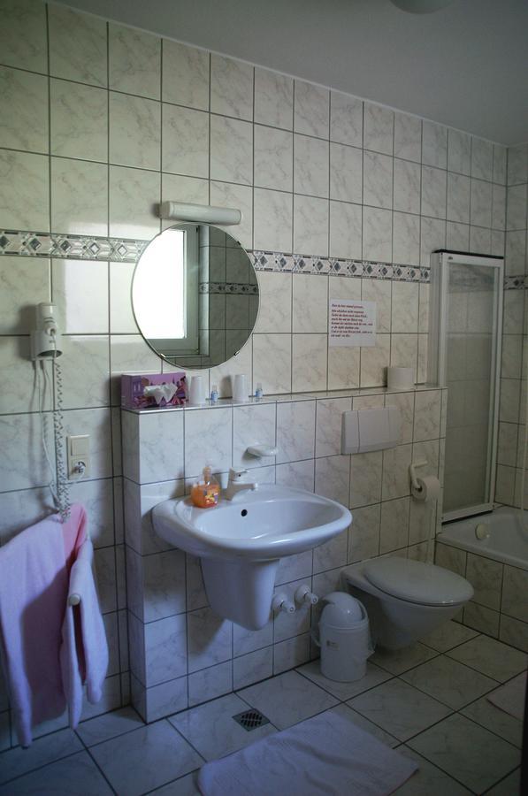 Hotel Restaurant Bieberstuben Менден Екстериор снимка