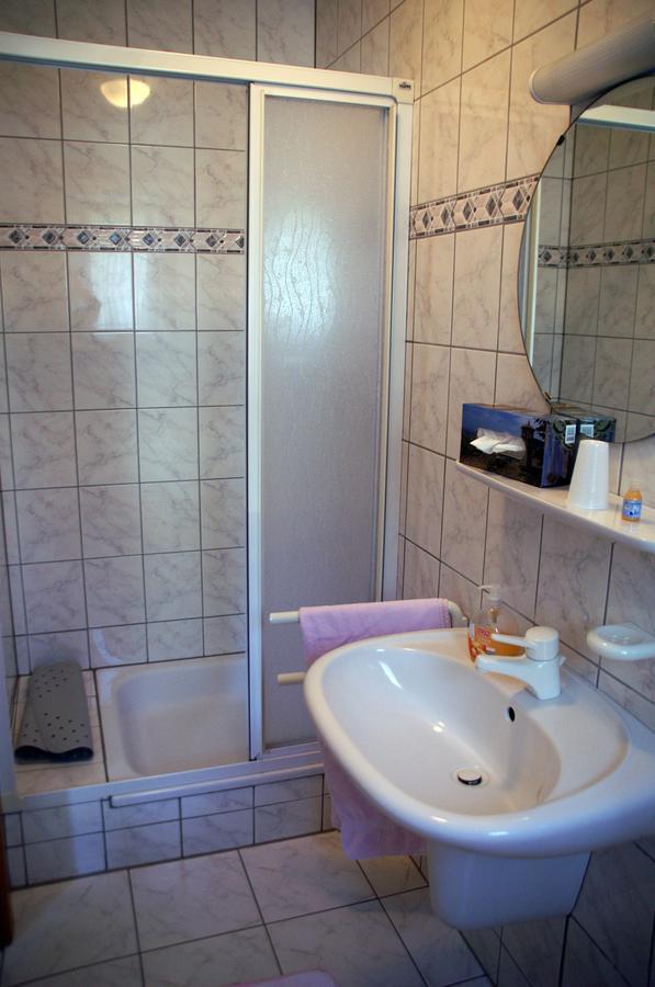 Hotel Restaurant Bieberstuben Менден Екстериор снимка